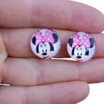 Dziecięce klipsy na uszy z motywem myszki z bajki Myszka Minnie, różowe z obrazkiem myszki w kokardce.