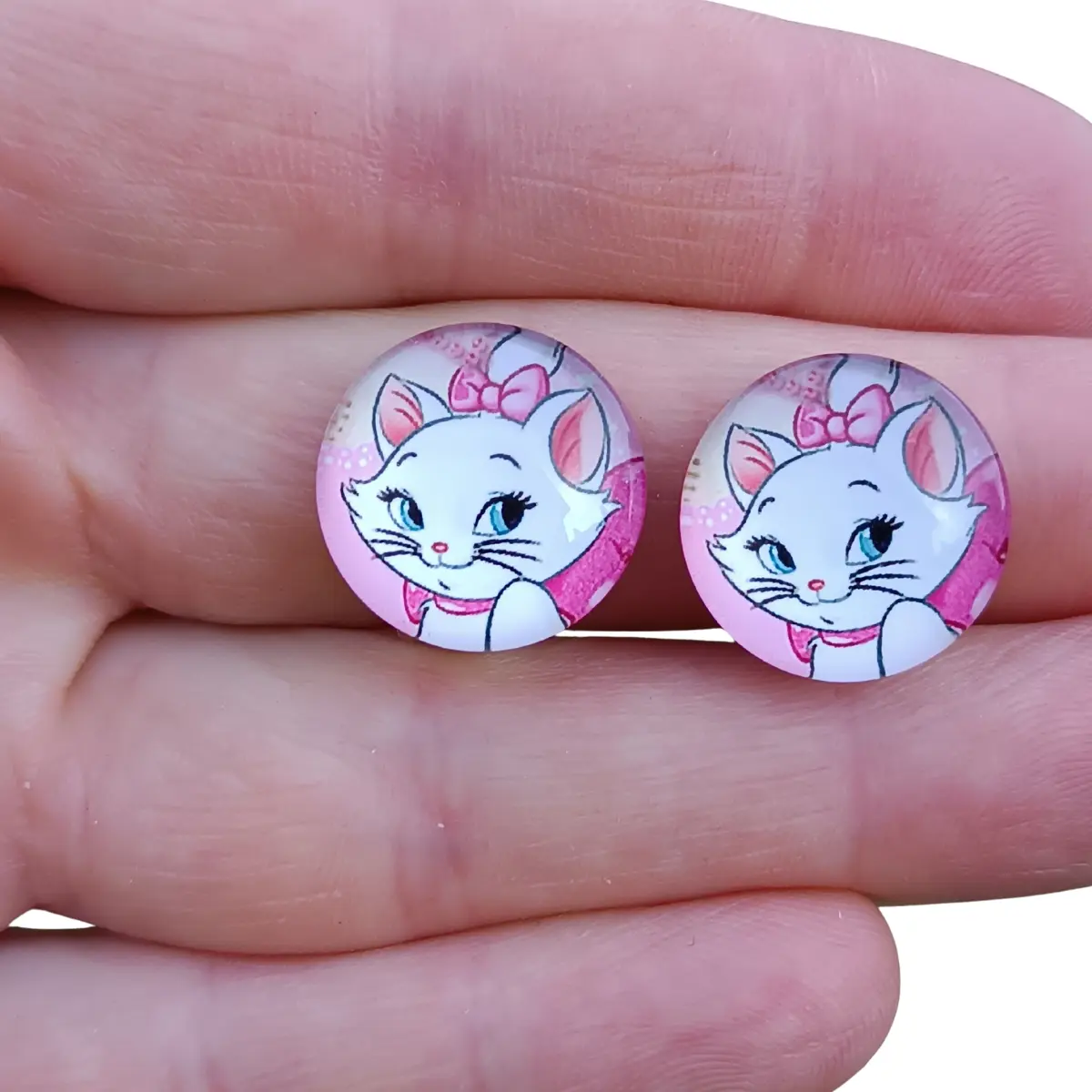 Dziecięce klipsy na uszy z motywem kotki z bajki Arystokraci, różowe z obrazkiem uroczej białej kotki w kokardce.”