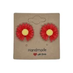 czerwony kwiatuszek z żóltym środkiem