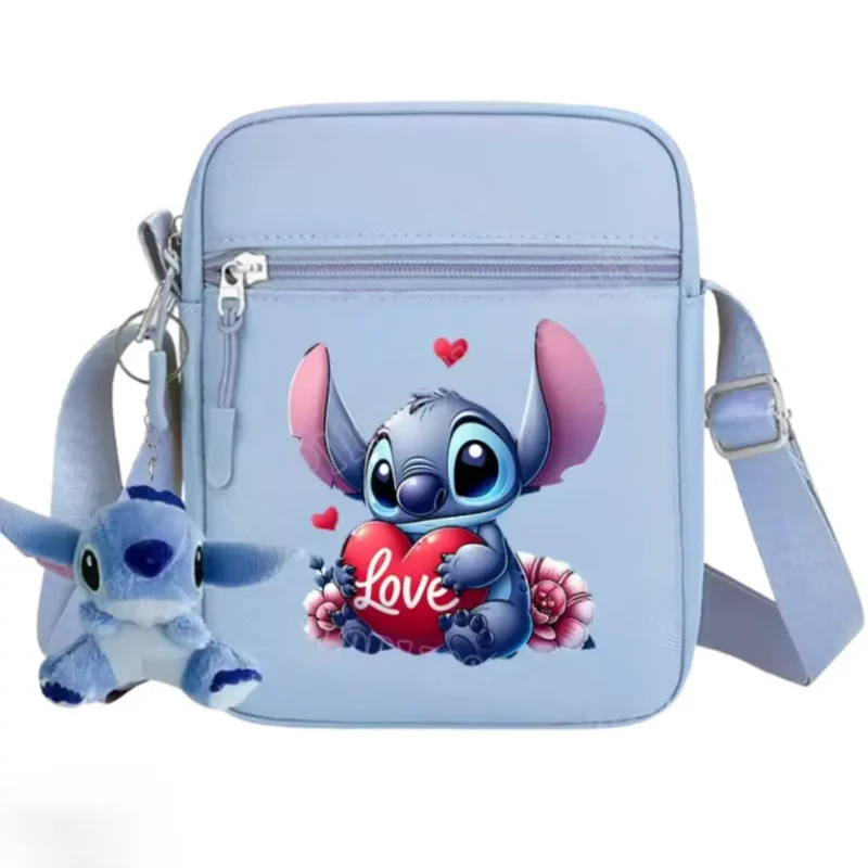 Jasnoniebieska torebka na ramię z nadrukiem postaci Stitch trzymającego czerwone serce z napisem ‘Love’, ozdobiona zawieszką – pluszową maskotką Stitcha