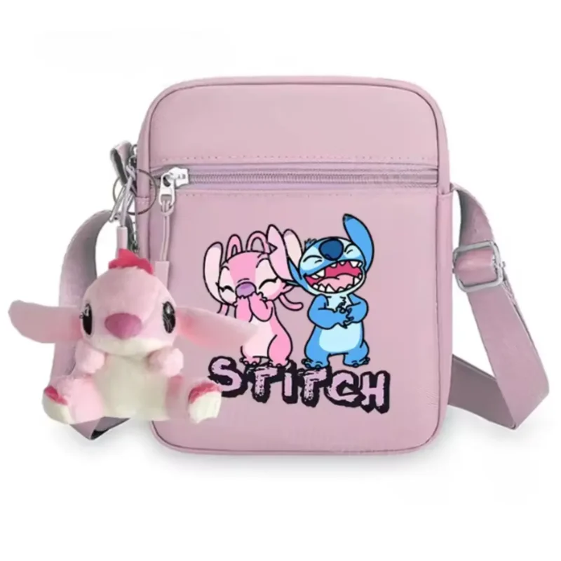 różowa-torebka-na-ramie-organizer-zapinana-na-zamek-nadruk-brelok-stitch