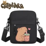 Czarna torebka na ramię z uroczą ilustracją kapibary pijącej bubble tea oraz napisem Capybara