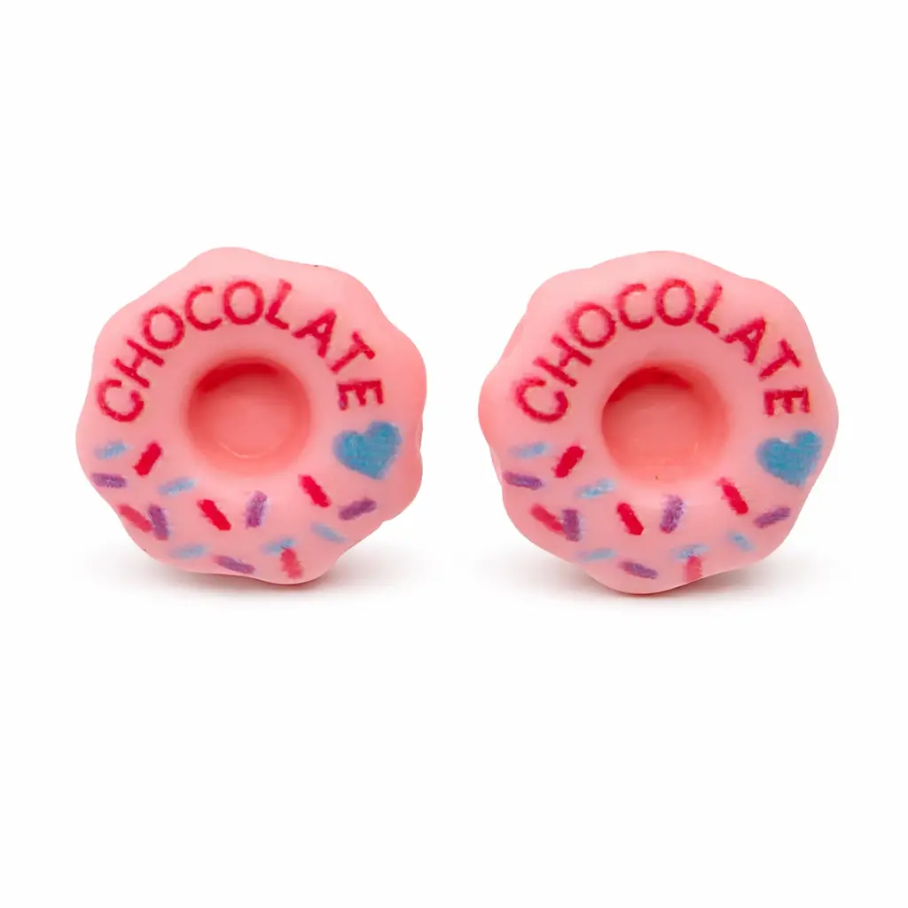 Różowe kolczyki w kształcie donuta z napisem ‘CHOCOLATE’, kolorową posypką i małym niebieskim serduszkiem na jasnym tle