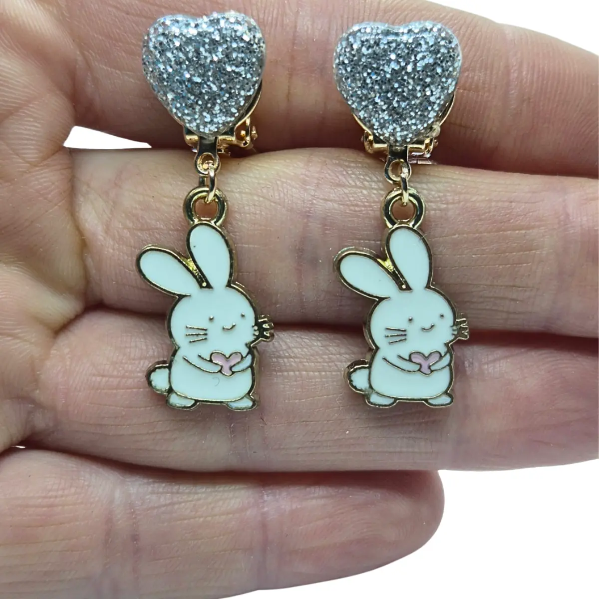 Kolczyki klipsy dla dziewczynki – króliczki z serduszkiem, brokatowe - obrazek 3