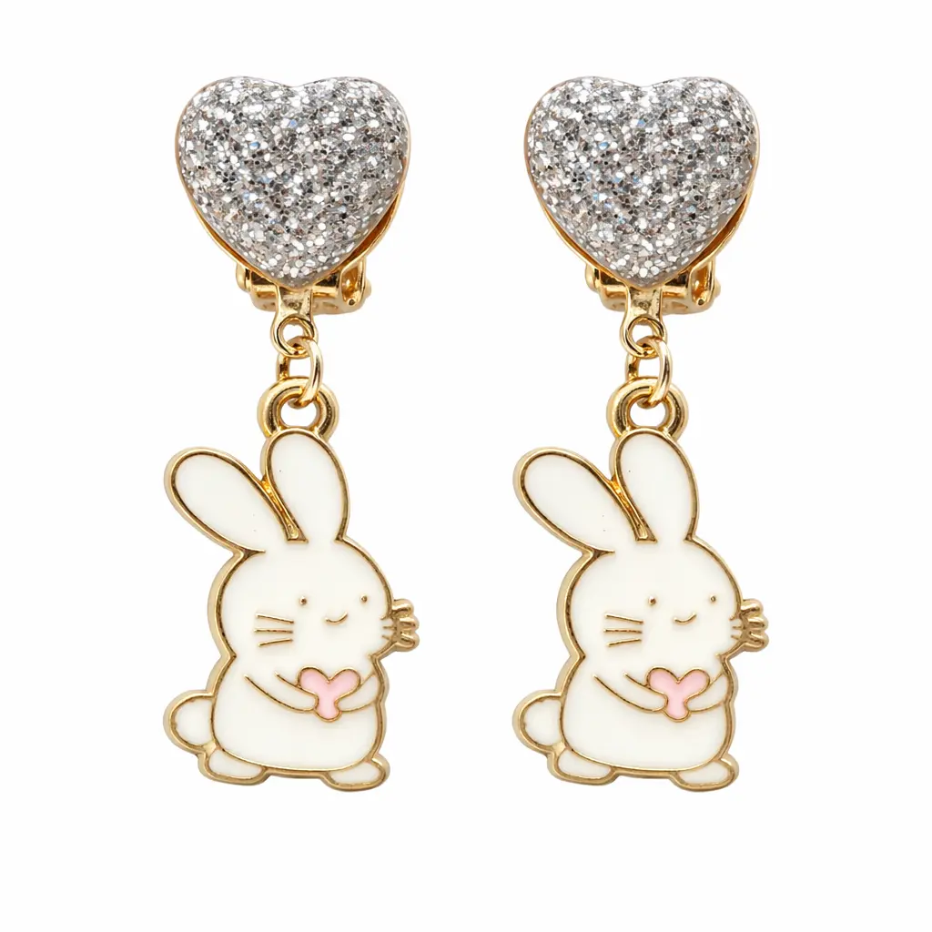Kolczyki klipsy z brokatowym srebrnym serduszkiem i wiszącym białym króliczkiem trzymającym różowe serce, w złotej oprawie, na jasnym tle