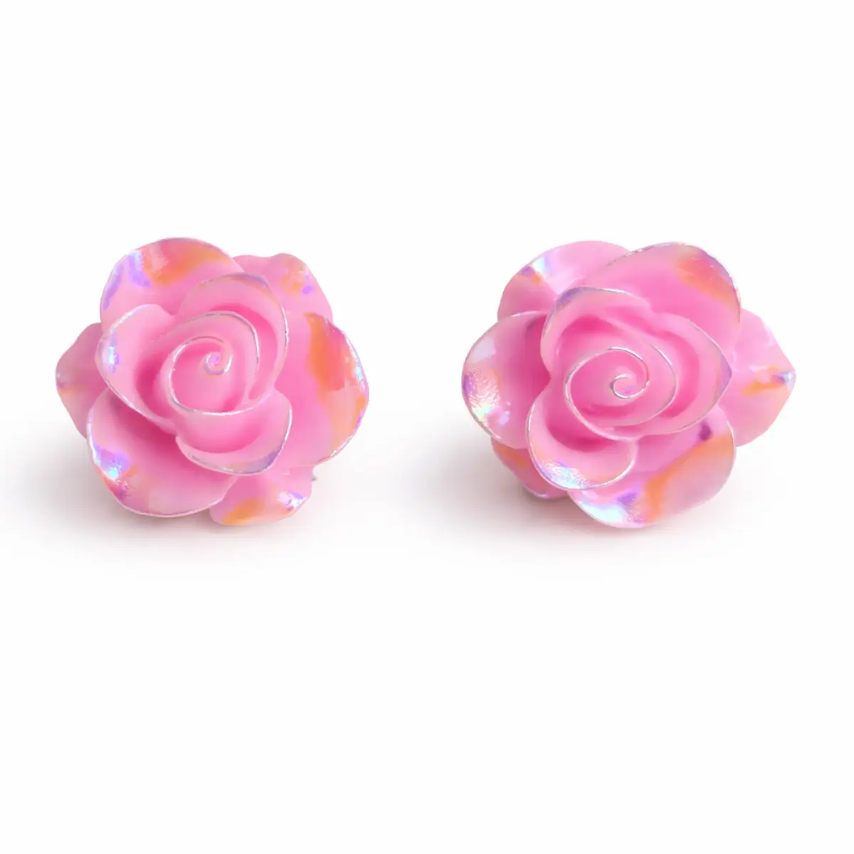 Różowe klipsy do uszu dla dzieci w kształcie różyczek z delikatnym holograficznym połyskiem, sfotografowane na białym tle