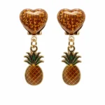 Kolczyki klipsy z brokatowym serduszkiem i wiszącym ananasem w złotej oprawie
